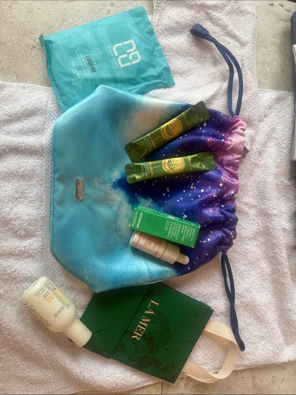La Mer Green Skincare Set with Teal and Blue-Purple Galaxy Pouch